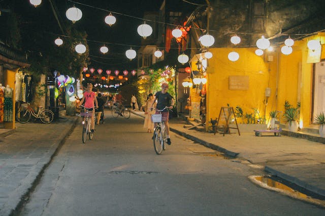 in bici tra le strade di hoi an vietnam