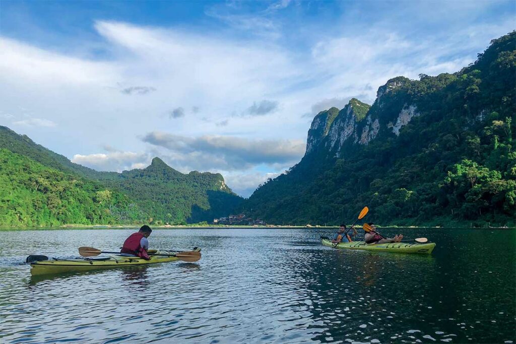 kayak in vietnam lago ba be