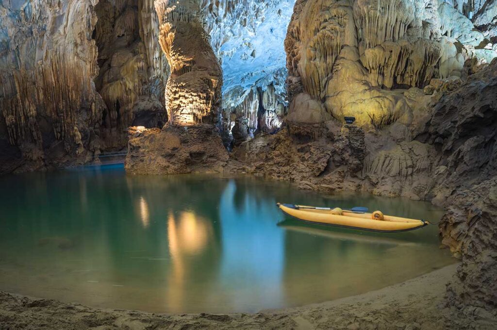 Kayak nella grotta di Phong Nha